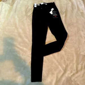 Levi’s NWT Mile High Suoer Skinny